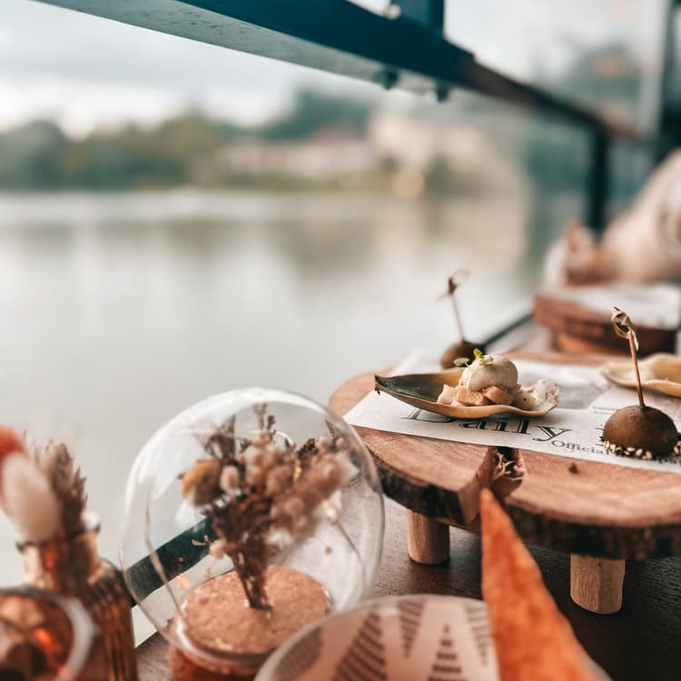 Dinner On The Lake - Dîner sur l'eau – Image 5